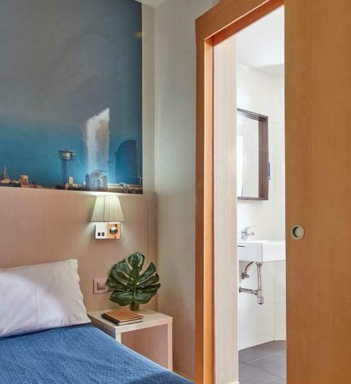 اتاق استاندارد با بالکن, Transit