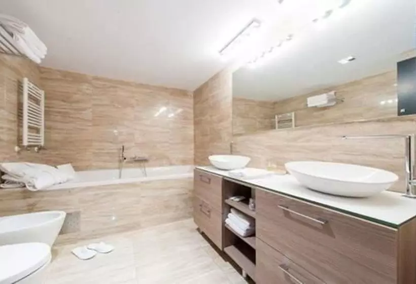 سوییت جونیور, New Hotel Colon