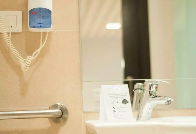 سوئیت جونیور برای معلولان, New Hotel Colon
