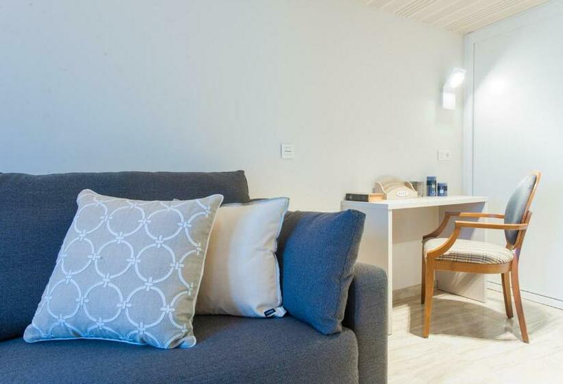 سوئیت جونیور برای معلولان, New Hotel Colon