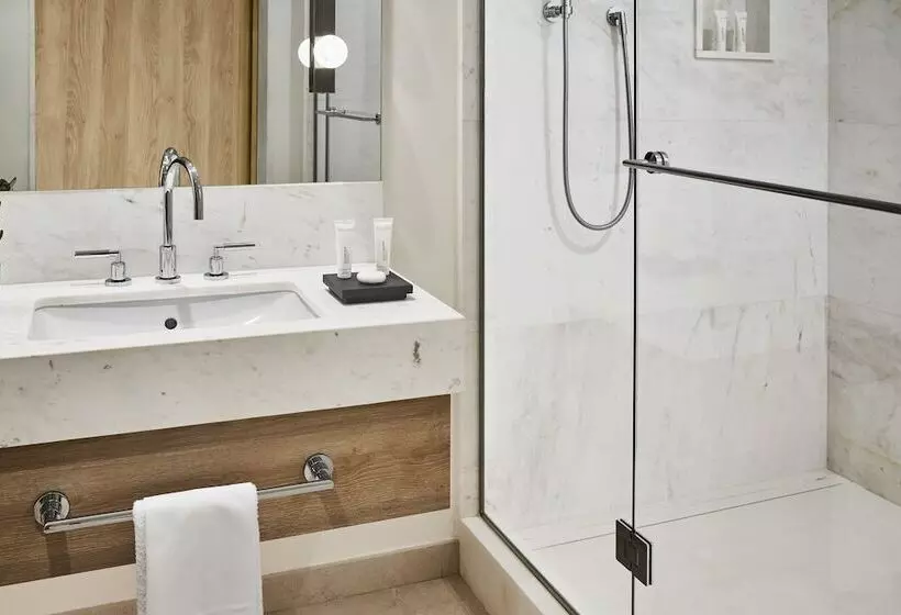 سوییت جونیور با چشمانداز دریا, Nobu Hotel Ibiza Bay