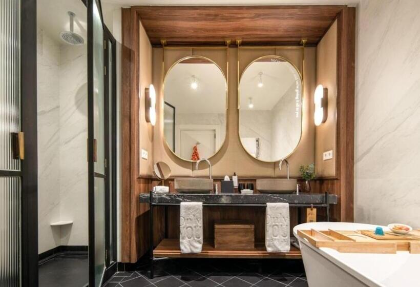 جناح سوبيريور, Only You Hotel Valencia