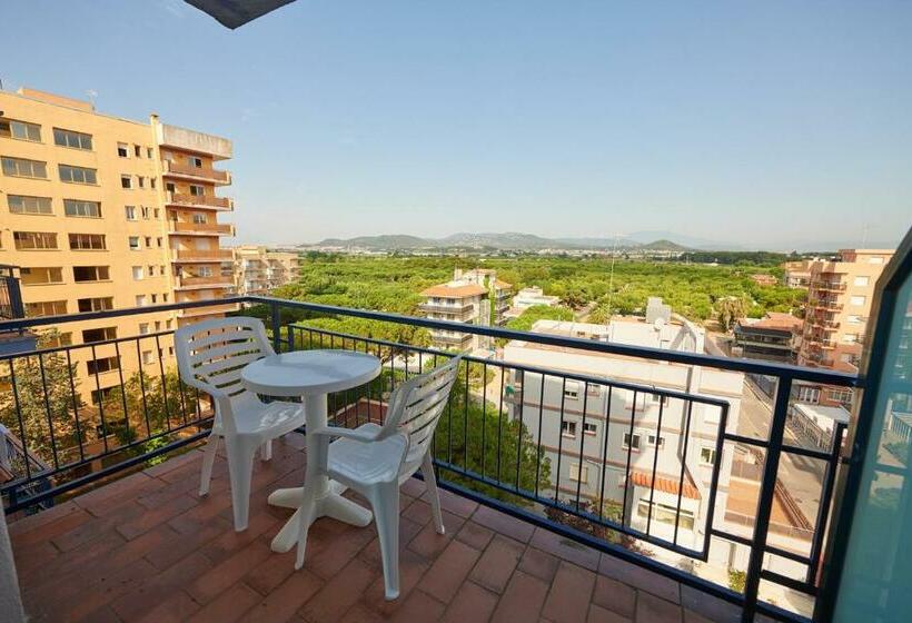 标准三人间, Checkin Blanes