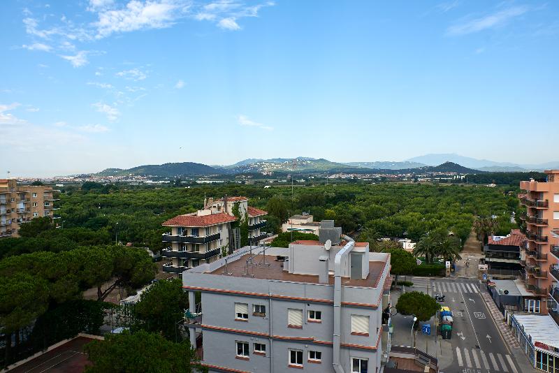 标准三人间, Checkin Blanes