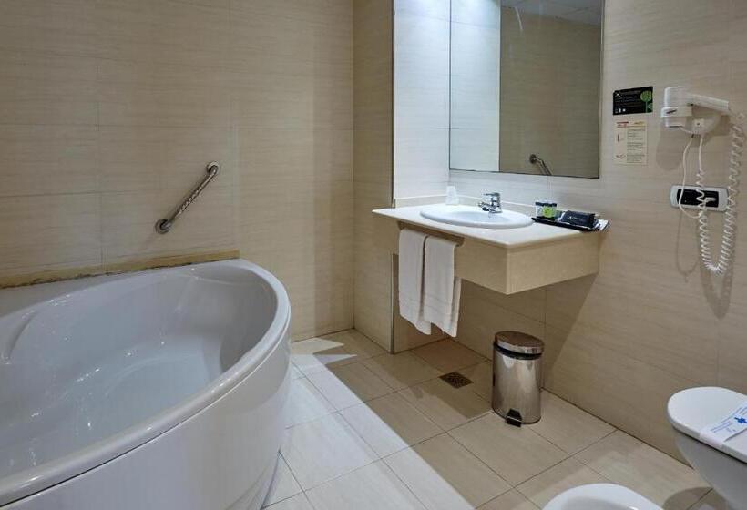 패밀리 룸, Dona Lola