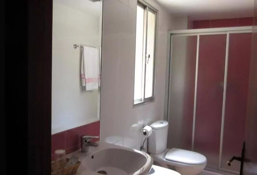 Chambre Standard Individuelle, Elena María