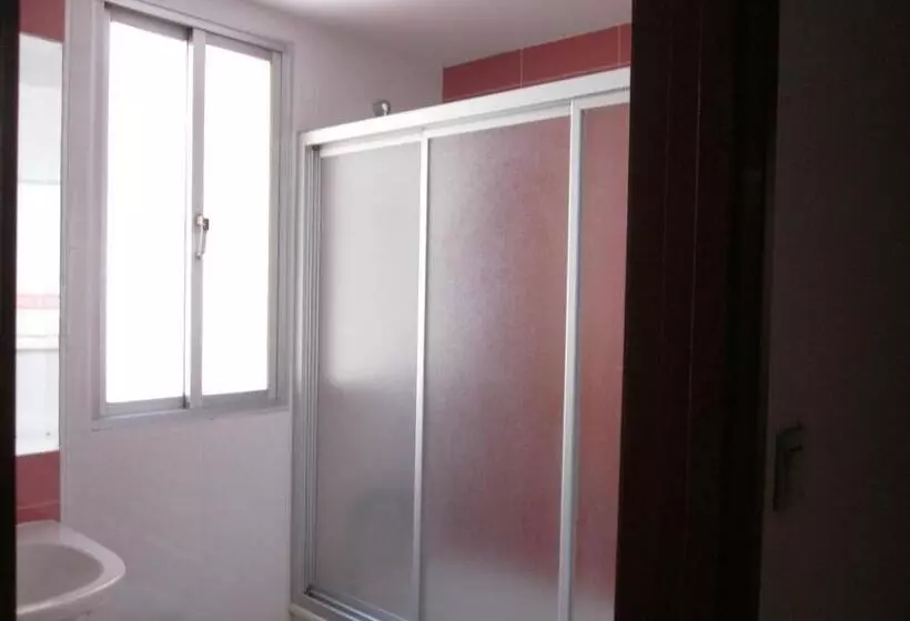 Chambre Standard Individuelle, Elena María