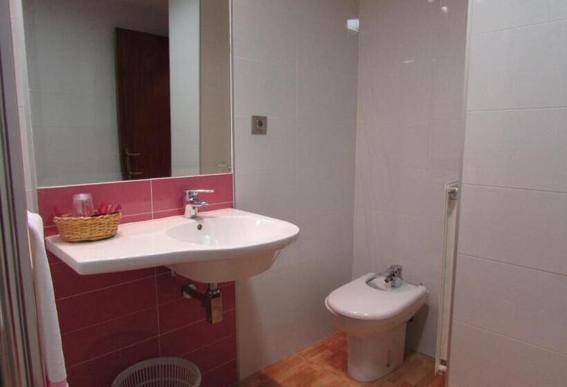 اتاق استاندارد سه نفره, Elena María