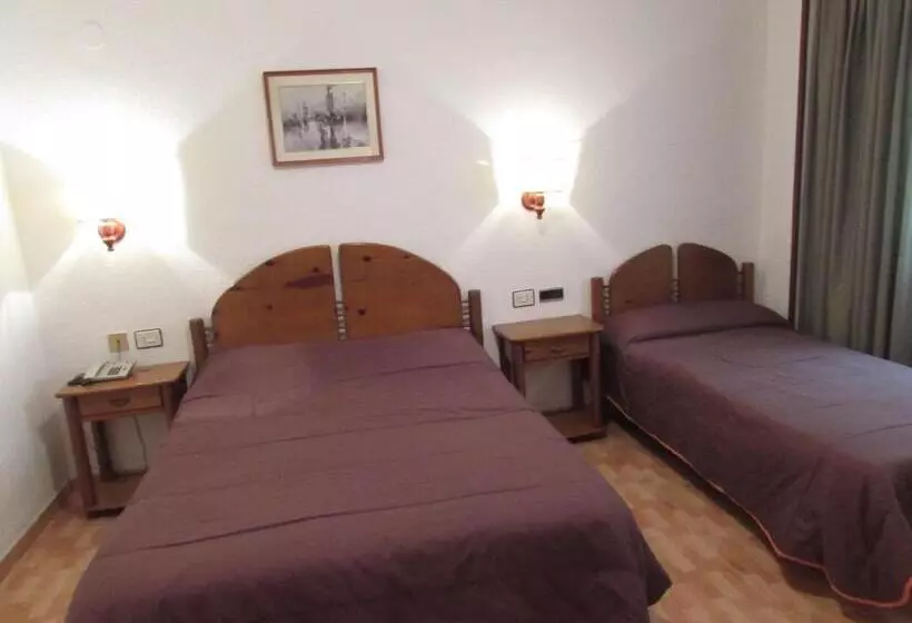 Chambre Triple Standard, Elena María