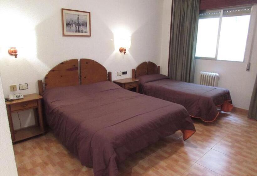 اتاق استاندارد سه نفره, Elena María