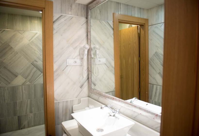 اتاق خانوادگی, Los Angeles Hotel & Spa