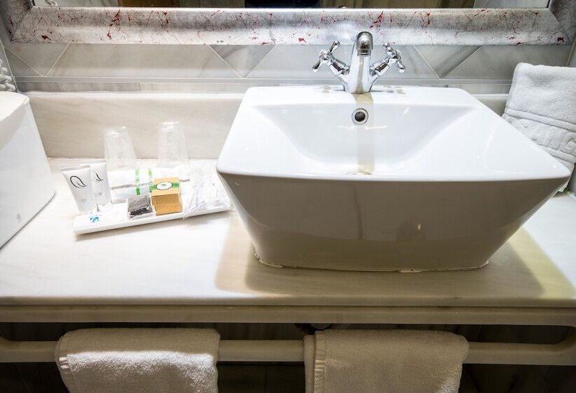 اتاق خانوادگی, Los Angeles Hotel & Spa