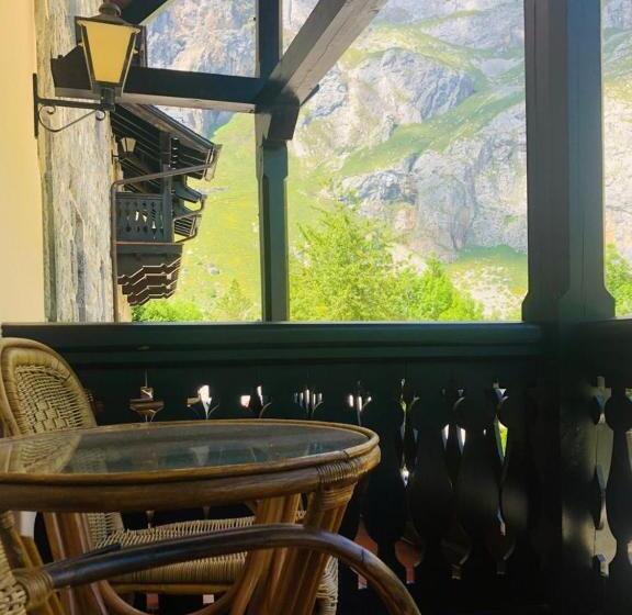 标准三人间, Rebeco