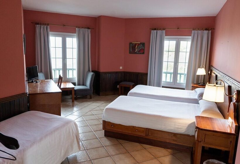 غرفة قياسية ثلاثية, The Mountains