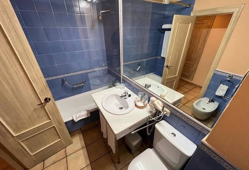 غرفة قياسية ثلاثية, The Mountains