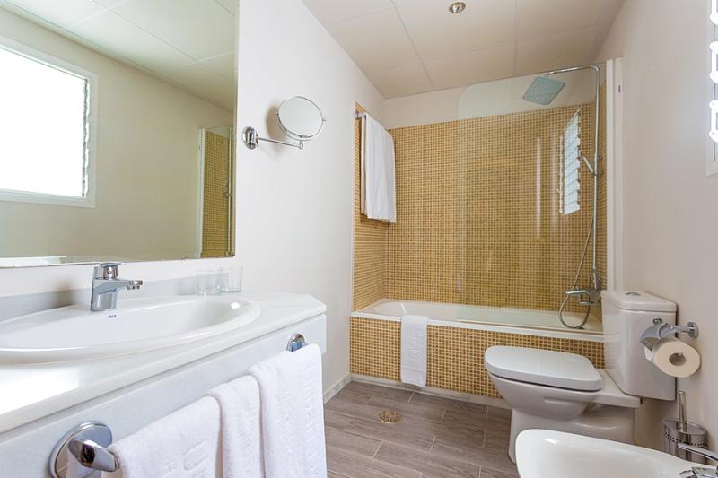 اتاق استاندارد سه نفره, DWO Urban Granada