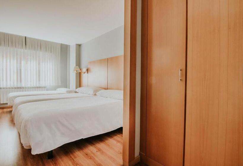 行政三人间, Isasa