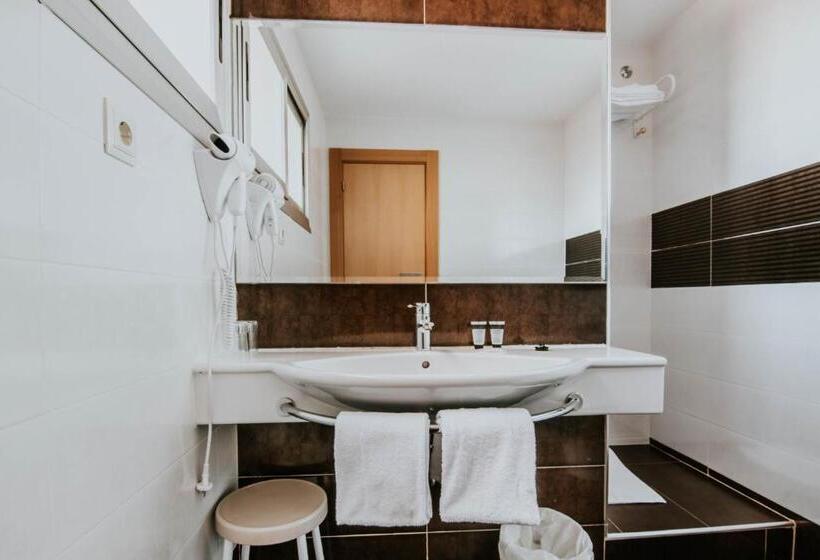 行政三人间, Isasa