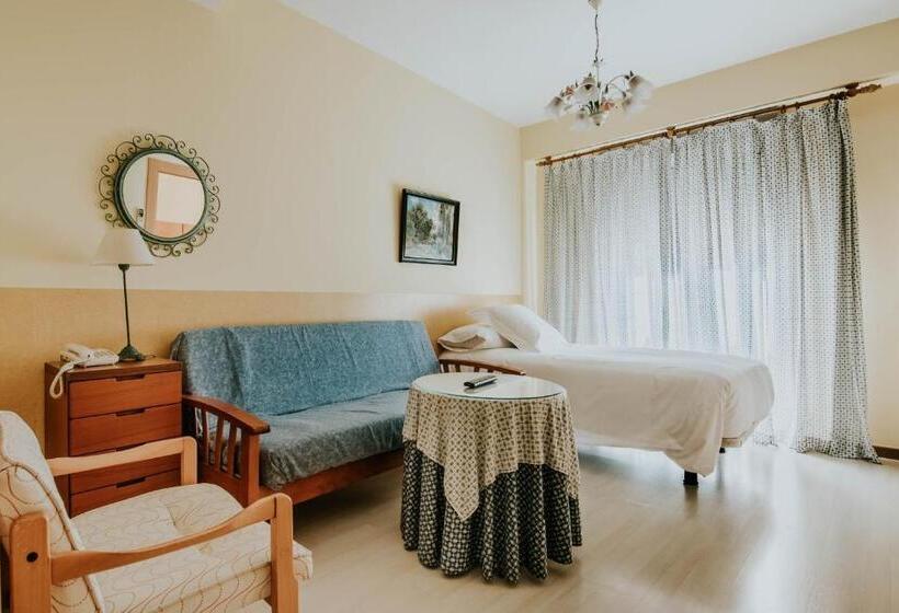 行政三人间, Isasa