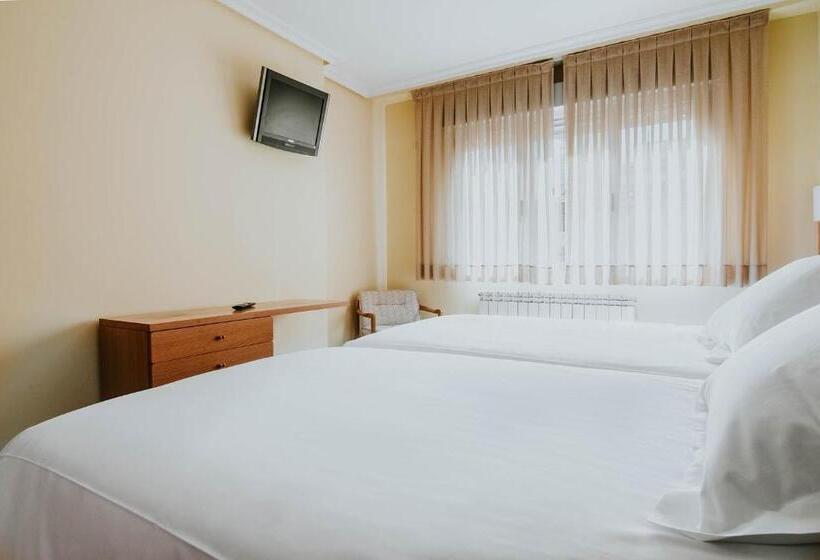 行政三人间, Isasa