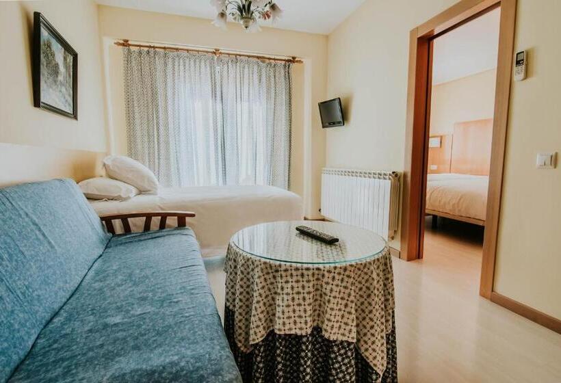 行政三人间, Isasa