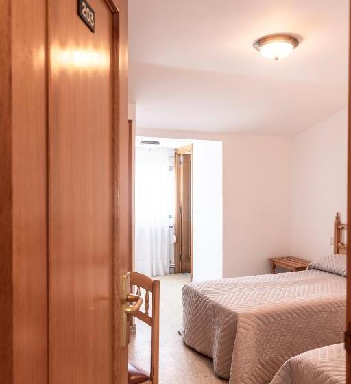 غرفة قياسية ثلاثية, Leal La Sirena