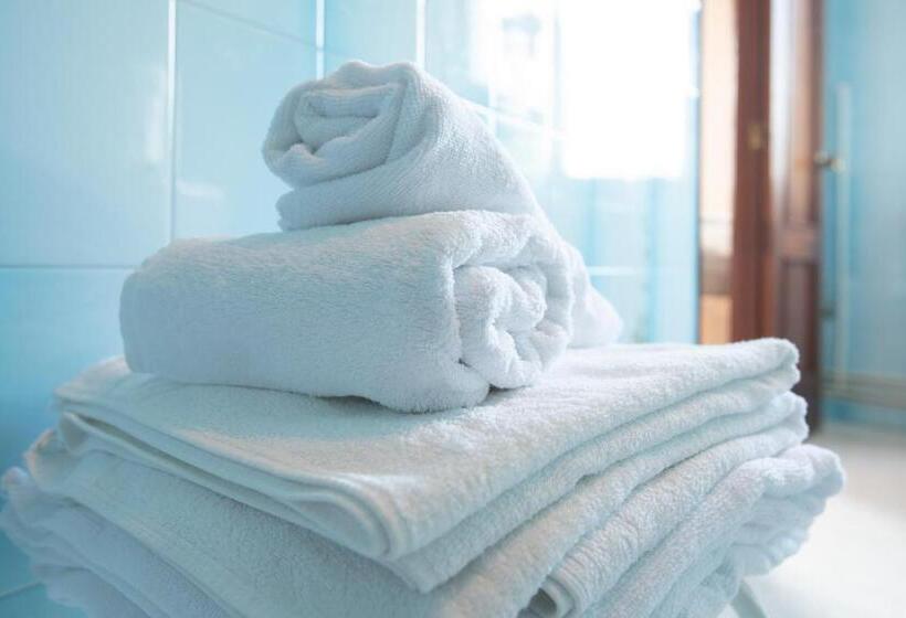 غرفة قياسية ثلاثية, Leal La Sirena