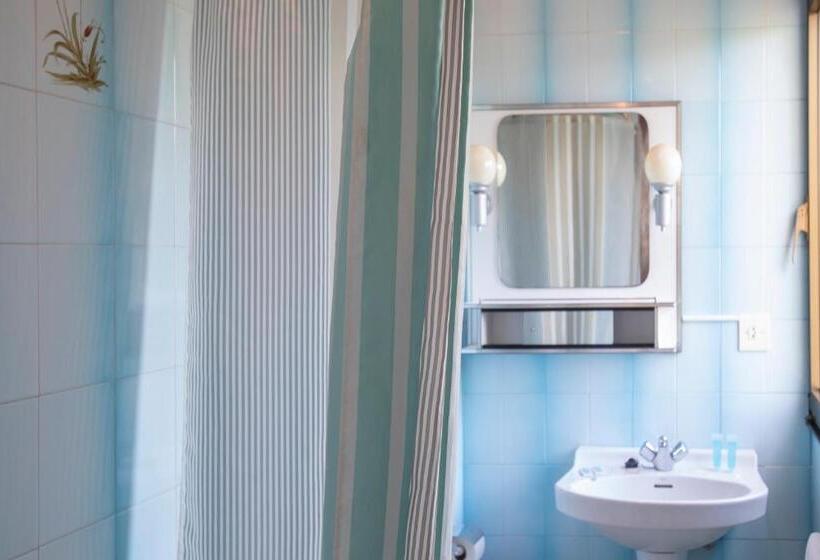 غرفة قياسية ثلاثية, Leal La Sirena