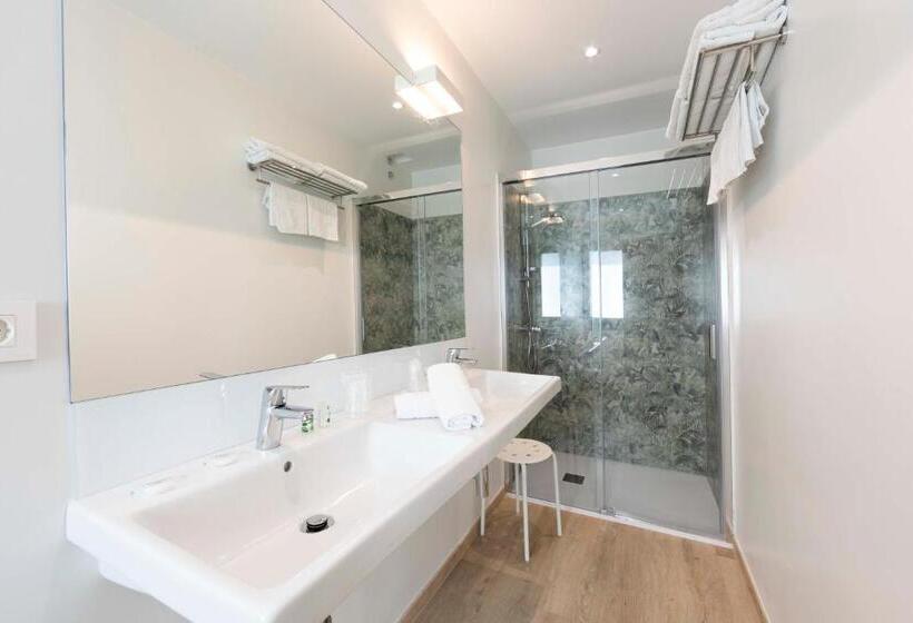 غرفة عائلية, Leal La Sirena