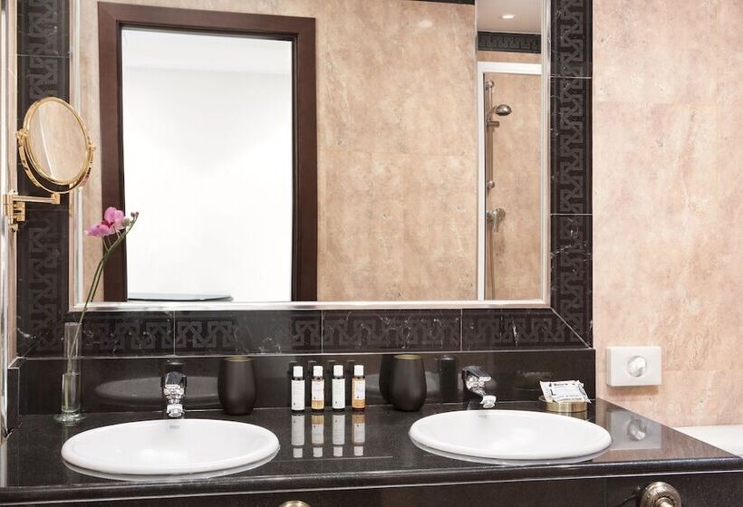 سوییت جونیور, Melia Barajas