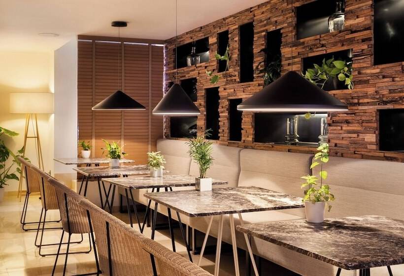 سوییت جونیور, Melia Madrid Princesa