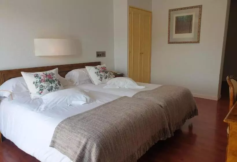 Superior Room, Pintor Marsà