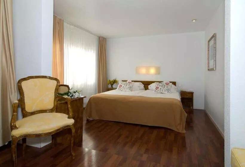 Superior Room, Pintor Marsà