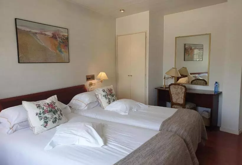 Standard Single Room, Pintor Marsà