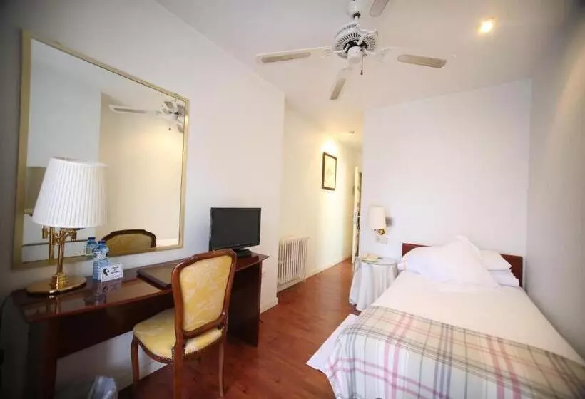 Economy Single Room, Pintor Marsà