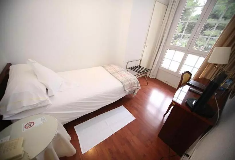 Economy Single Room, Pintor Marsà