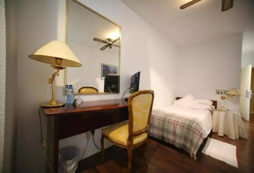 Economy Single Room, Pintor Marsà