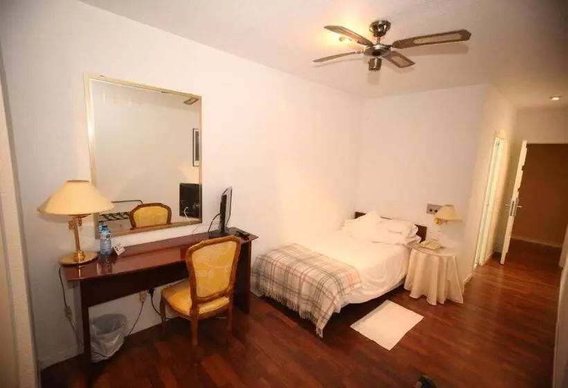 Economy Single Room, Pintor Marsà