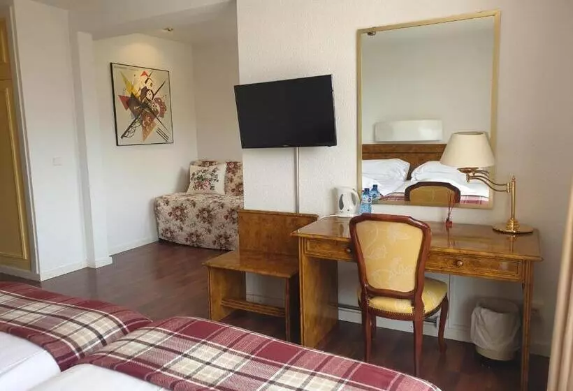 Economy Quadruple Room, Pintor Marsà