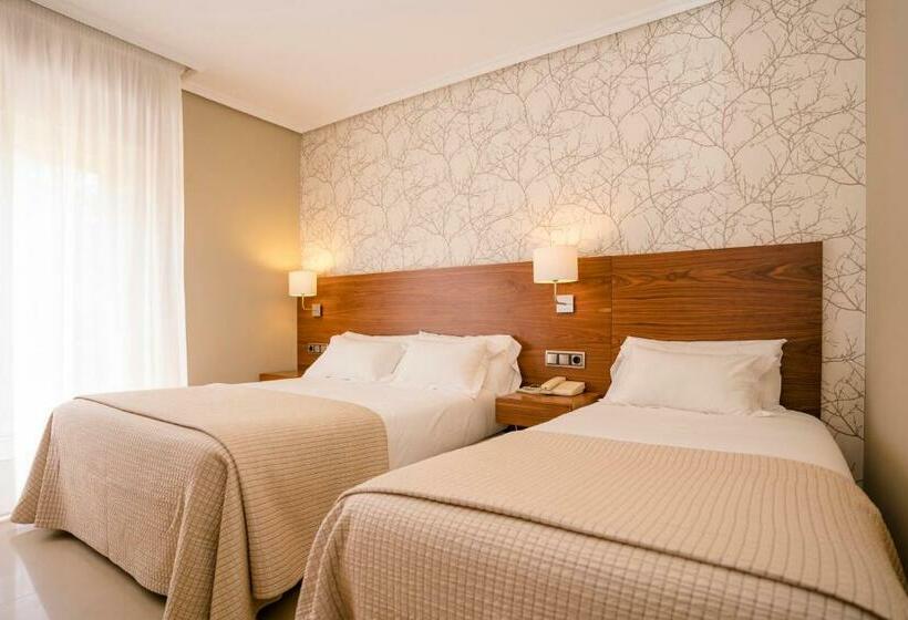 اتاق استاندارد سه نفره, Piramide