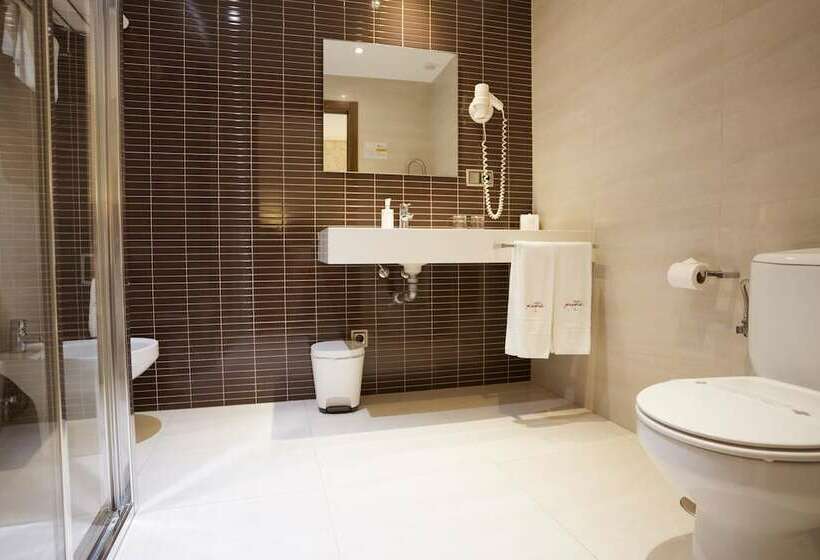 اتاق استاندارد سه نفره, Piramide