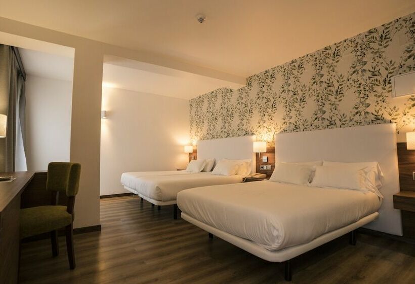 اتاق خانوادگی, Piramide