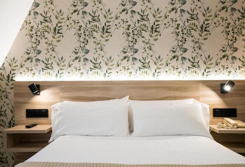 اتاق استاندارد سه نفره, Piramide