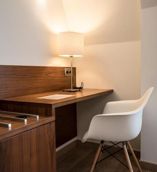 اتاق استاندارد سه نفره, Piramide