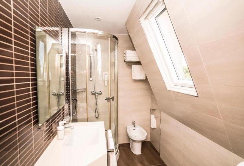 اتاق خانوادگی, Piramide