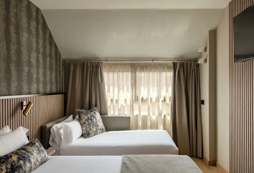 اتاق استاندارد سه نفره, Piramides