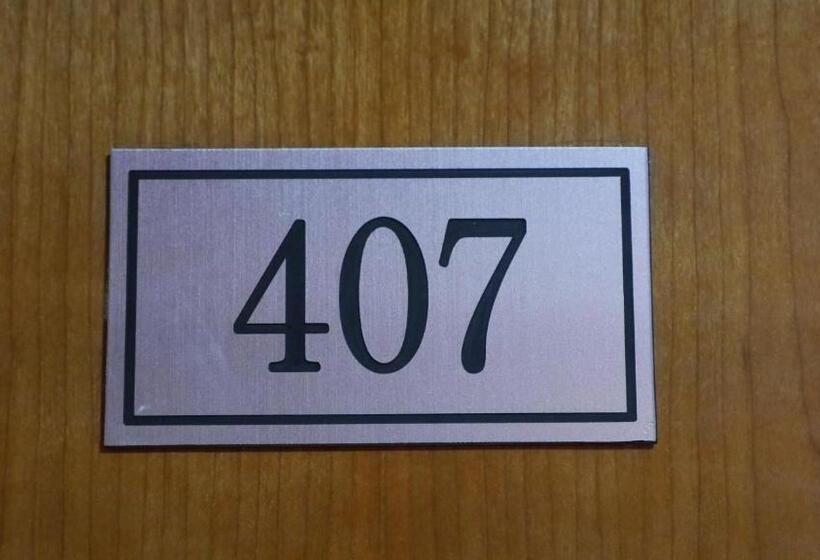 اتاق ساده سه‌ نفره, Rusadir