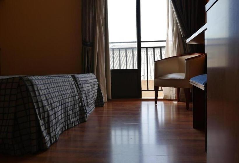 اتاق ساده سه‌ نفره, Rusadir