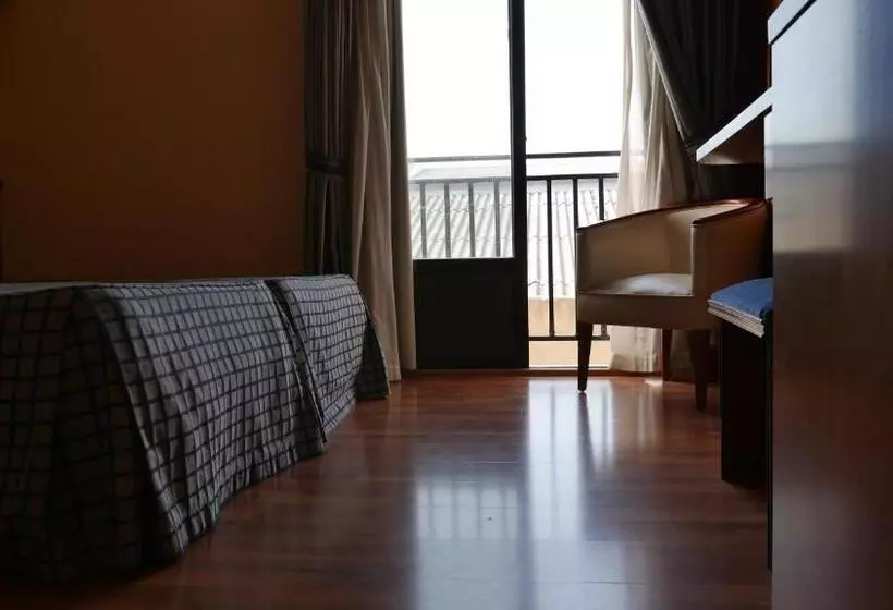 Habitación Triple Básica, Rusadir