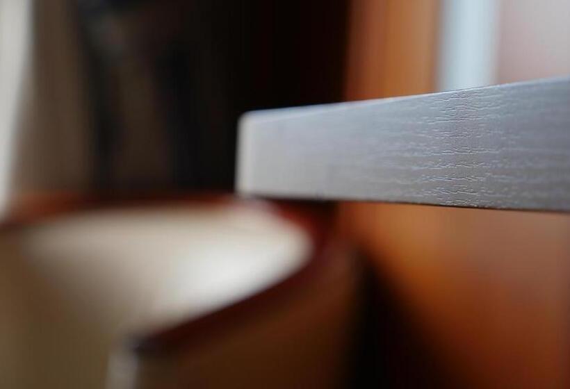 اتاق ساده سه‌ نفره, Rusadir